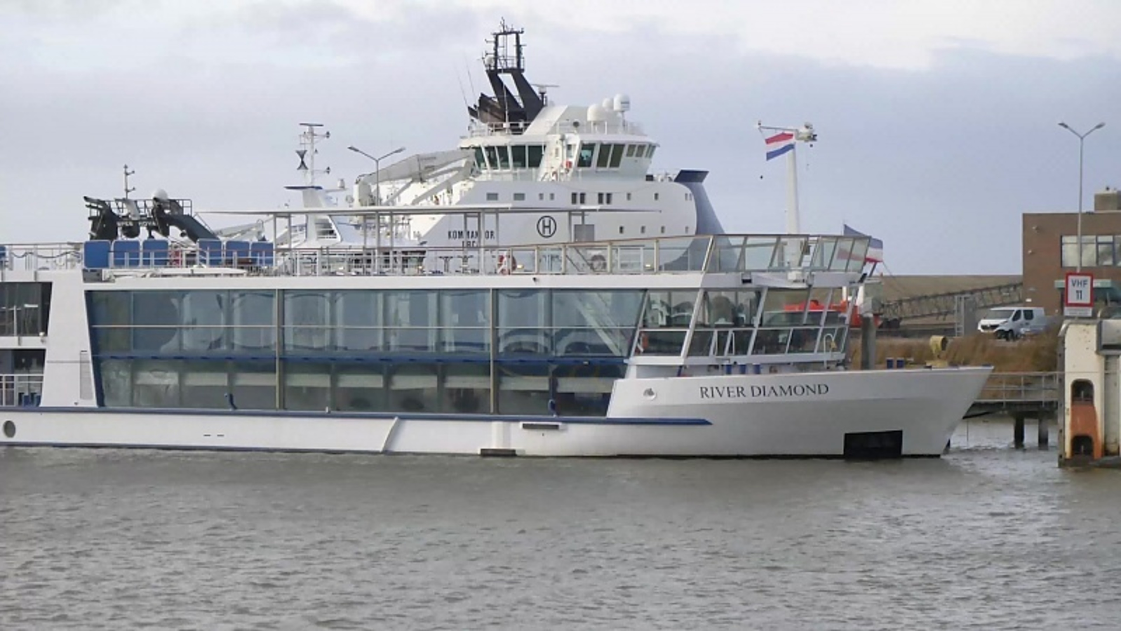 Dit cruiseschip bij de veerhaven in Harlingen moet 170 vluchtelingen opvangen